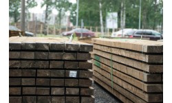 Svaigi zāģēti dēļi ar ugunsdrošības apstrādi